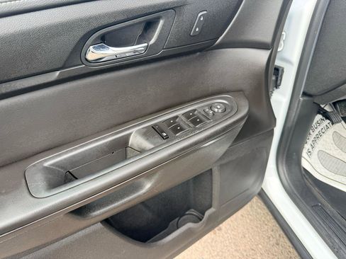 Used 2017 Chevrolet Traverse LT image 12