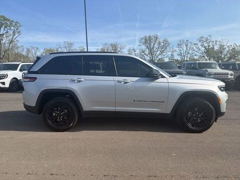 Used 2025 Jeep Grand Cherokee Altitude AWD/4WD image 5