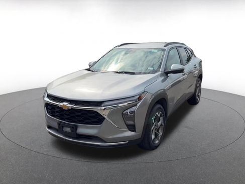 Used 2025 Chevrolet Trax LT FWD image 4