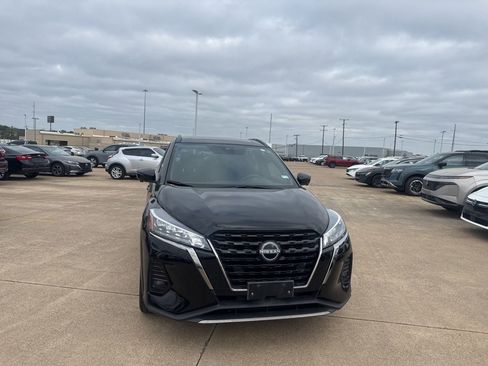 Used 2023 Nissan Kicks SR image 3