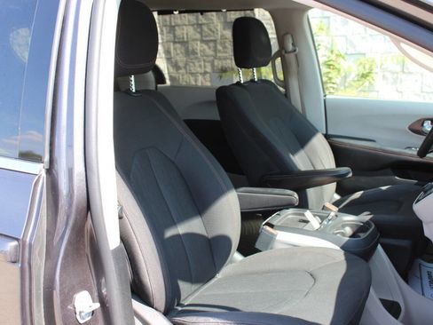 Used 2017 Chrysler Pacifica Touring Plus w/ Tire & Wheel Group image 22