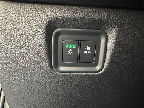Certified 2025 Porsche Cayenne AWD/4WD image 28