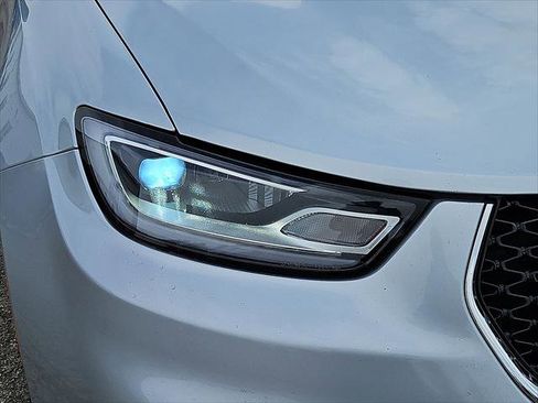 Used 2024 Chrysler Pacifica Touring-L image 28