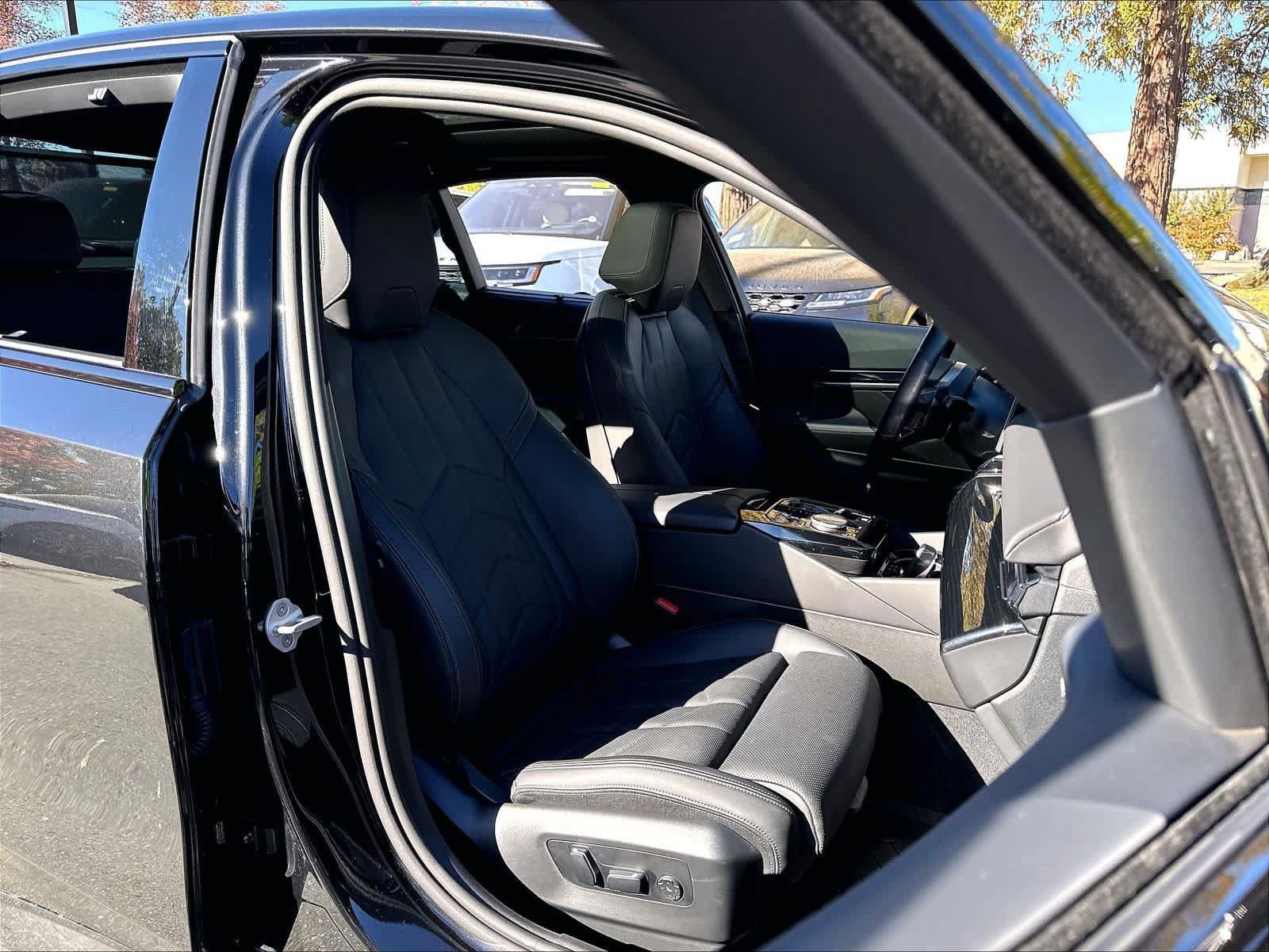 Used 2025 BMW 550e xDrive w/ Premium Package AWD/4WD image 7
