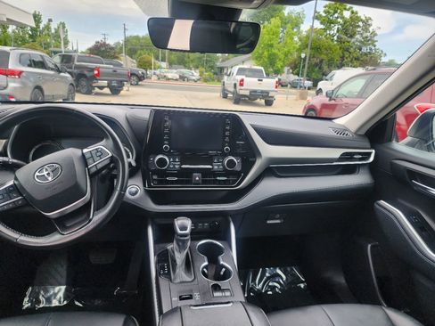 Used 2022 Toyota Highlander XLE FWD image 16