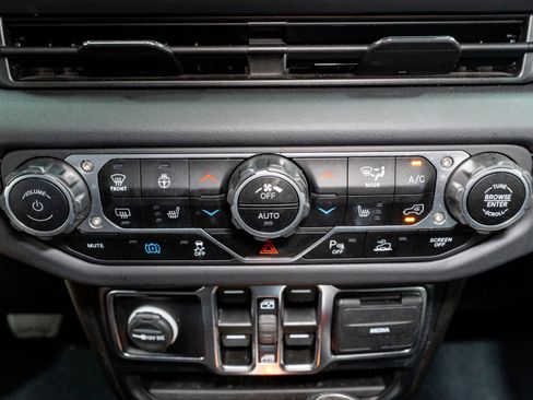 Used 2024 Jeep Wrangler Unlimited Sahara w/ Technology Group AWD/4WD image 21