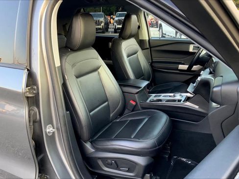 Used 2022 Ford Explorer XLT w/ Equipment Group 202A image 8
