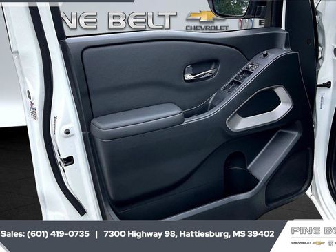 Used 2024 Nissan Frontier SV RWD image 18