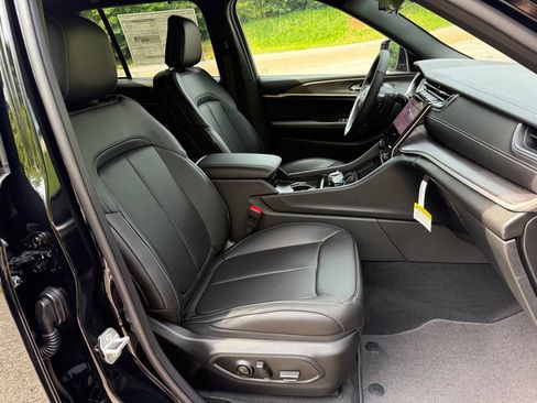 New 2025 Jeep Grand Cherokee Limited w/ Luxury Tech Group II image 21