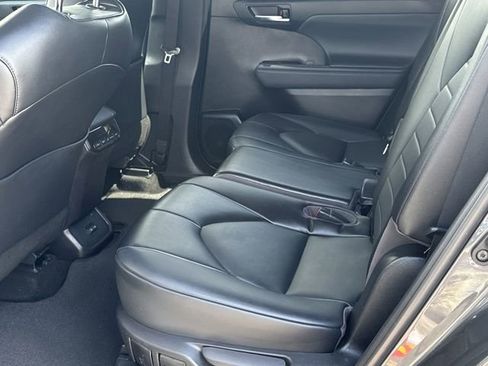 Used 2022 Toyota Highlander XLE AWD/4WD image 5