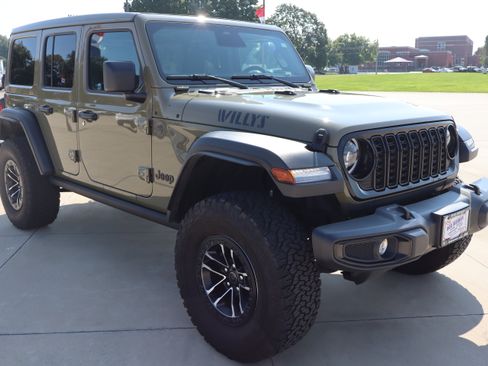 Used 2025 Jeep Wrangler Unlimited Sport AWD/4WD image 3