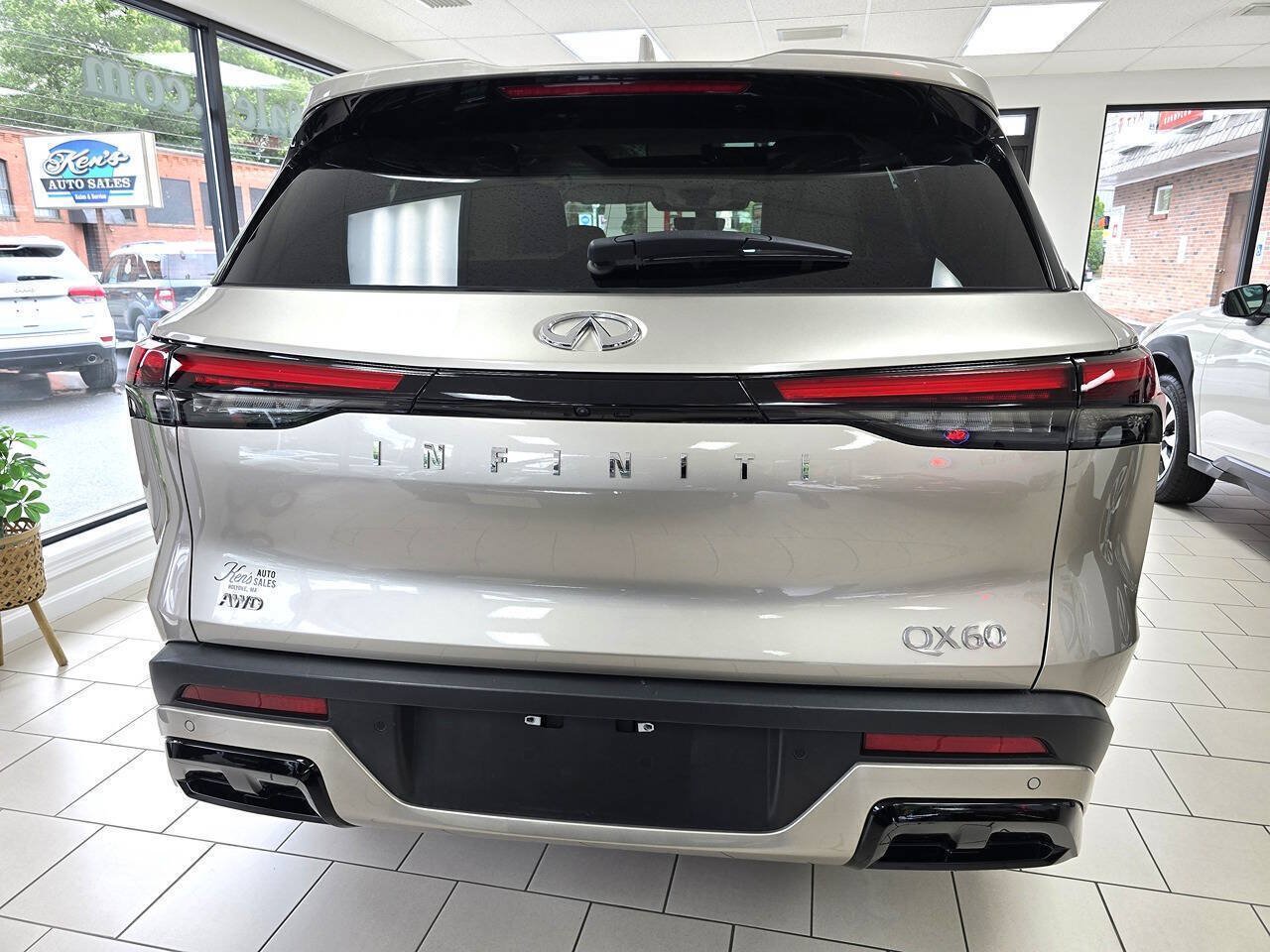 Used 2024 INFINITI QX60 Luxe w/ Performance Audio Package AWD/4WD image 5
