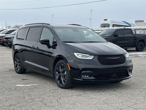 New 2026 Chrysler Pacifica Select image 1