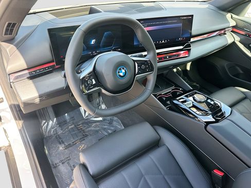 Used 2025 BMW i5 eDrive40i w/ Premium Package image 9