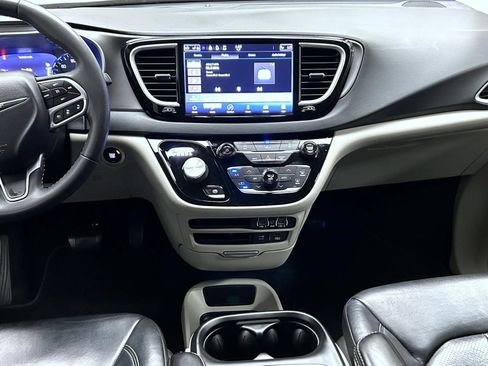 Used 2022 Chrysler Pacifica Touring-L FWD image 13