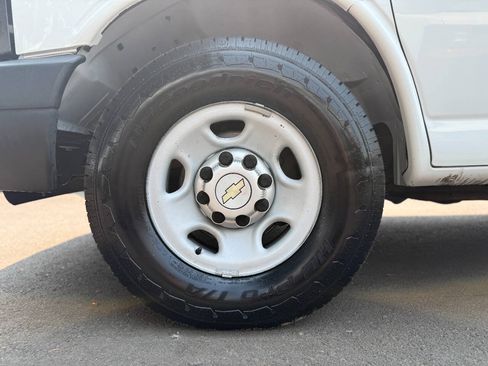 Used 2013 Chevrolet Express 2500 RWD image 18