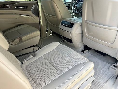 Used 2024 Cadillac Escalade ESV Premium Luxury Platinum AWD/4WD image 11