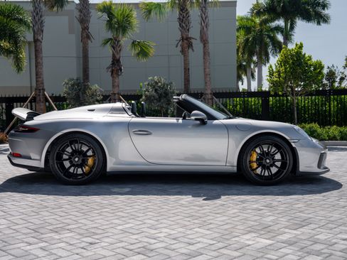 Used 2019 Porsche 911 Speedster RWD image 2