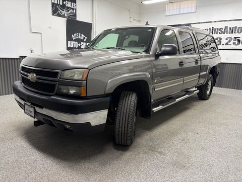 Used 2006 Chevrolet Silverado 2500 LT w/ Heavy-Duty Power Package AWD/4WD image 6