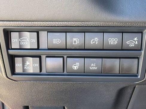 Used 2025 Toyota Sequoia Platinum image 27