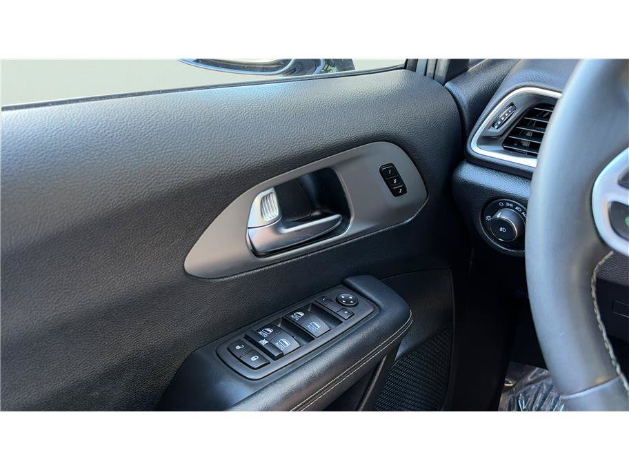 Used 2025 Chrysler Pacifica Select FWD image 40