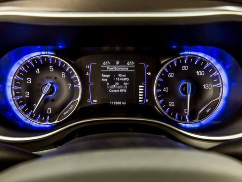 Used 2020 Chrysler Pacifica Touring-L image 16