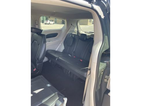 Used 2023 Chrysler Pacifica Touring-L image 12
