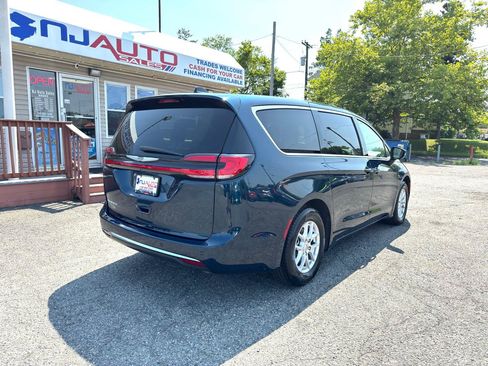 Used 2023 Chrysler Pacifica Touring-L FWD image 4