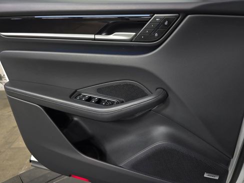 Certified 2025 Porsche Macan Electric image 22