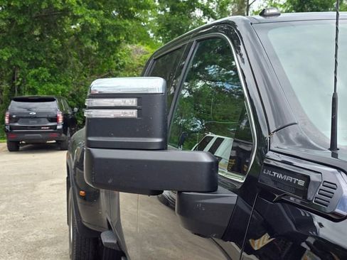 Used 2025 GMC Sierra 3500 Denali Ultimate image 4