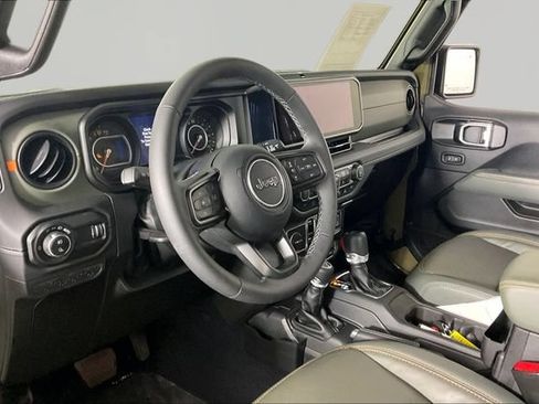 Used 2025 Jeep Gladiator Mojave AWD/4WD image 16