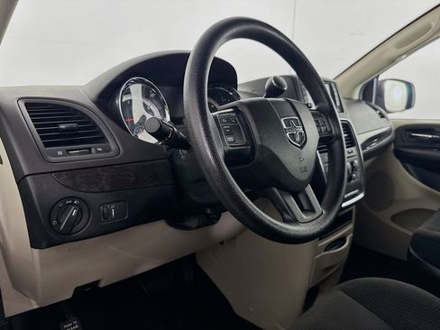 Used 2018 Dodge Grand Caravan SE w/ UConnect Hands-Free Group FWD image 19