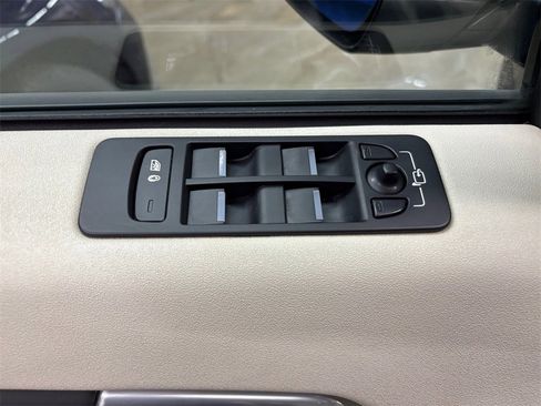 Used 2017 Land Rover Discovery Sport HSE Luxury image 13