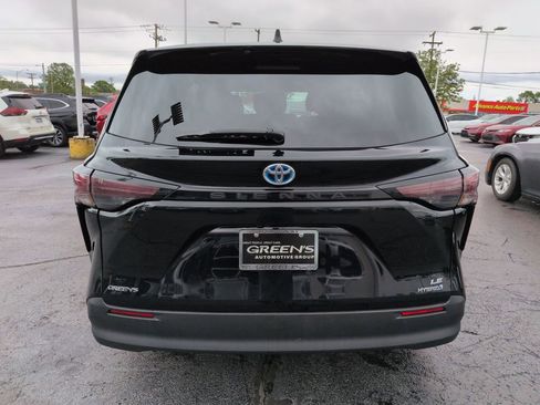 Used 2024 Toyota Sienna LE FWD image 4