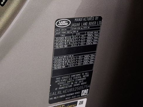 Certified 2025 Land Rover Discovery Dynamic SE image 15