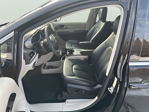Used 2024 Chrysler Pacifica Touring-L FWD image 16
