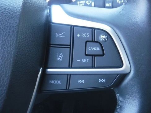 Used 2023 Toyota Highlander XLE image 38