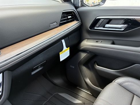 Used 2026 Chevrolet Suburban High Country RWD image 38