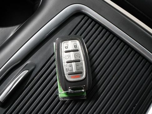Used 2024 Chrysler Pacifica Touring-L FWD image 19