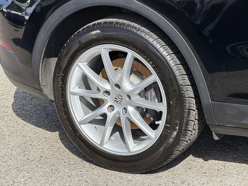 Used 2024 Porsche Cayenne AWD/4WD image 33