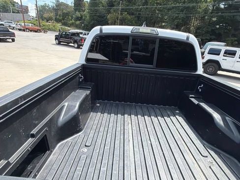 Used 2016 Toyota Tacoma TRD Sport w/ Towing Package AWD/4WD image 10
