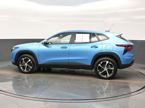 Used 2025 Chevrolet Trax RS w/ Driver Confidence Package image 3