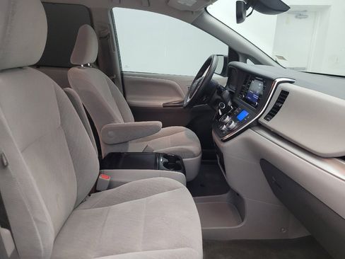 Used 2018 Toyota Sienna LE FWD image 21