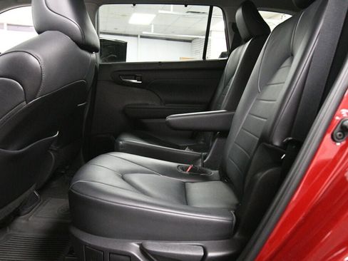 Used 2021 Toyota Highlander XLE image 30