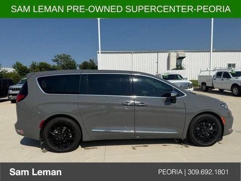 Used 2023 Chrysler Pacifica Limited w/ Uconnect Theater Family Group FWD image 3
