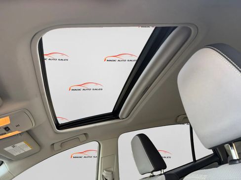 Used 2017 Toyota RAV4 XLE AWD/4WD image 31