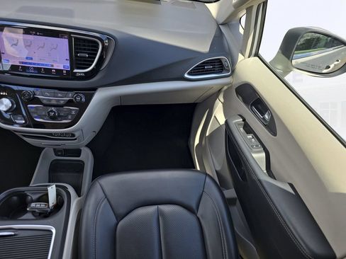Used 2023 Chrysler Pacifica Touring-L FWD image 16