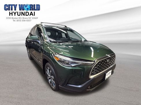 Used 2024 Toyota Corolla Cross XLE w/ Convenience Package image 7