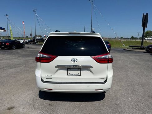 Used 2020 Toyota Sienna Limited Premium w/ Carpet Mat Package FWD image 11