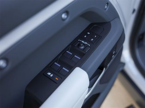 Used 2026 Land Rover Defender 110 S image 29